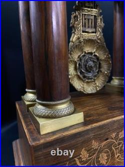 Grande pendule portique XIXe palissandre marqueté citronnier et bronze Charles X