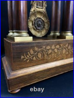 Grande pendule portique XIXe palissandre marqueté citronnier et bronze Charles X