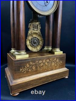 Grande pendule portique XIXe palissandre marqueté citronnier et bronze Charles X