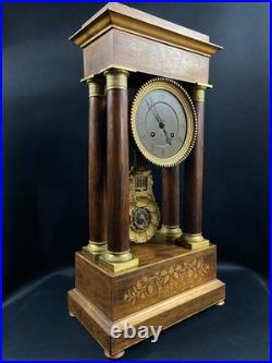 Grande pendule portique XIXe palissandre marqueté citronnier et bronze Charles X