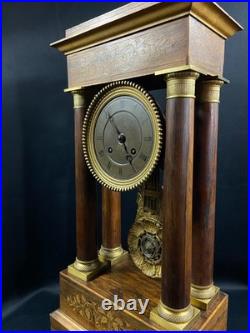 Grande pendule portique XIXe palissandre marqueté citronnier et bronze Charles X