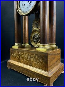 Grande pendule portique XIXe palissandre marqueté citronnier et bronze Charles X