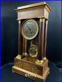 Grande pendule portique XIXe palissandre marqueté citronnier et bronze Charles X