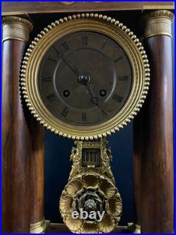 Grande pendule portique XIXe palissandre marqueté citronnier et bronze Charles X