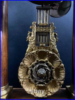 Grande pendule portique XIXe palissandre marqueté citronnier et bronze Charles X