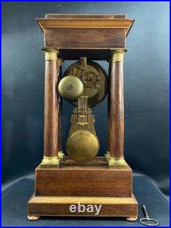 Grande pendule portique XIXe palissandre marqueté citronnier et bronze Charles X