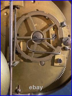 Grande pendule portique XIXe palissandre marqueté citronnier et bronze Charles X