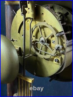 Grande pendule portique XIXe palissandre marqueté citronnier et bronze Charles X