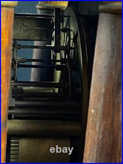 Grande pendule portique XIXe palissandre marqueté citronnier et bronze Charles X