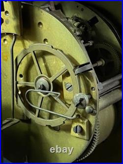 Grande pendule portique XIXe palissandre marqueté citronnier et bronze Charles X