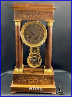 Grande pendule portique XIXe palissandre marqueté citronnier et bronze Charles X