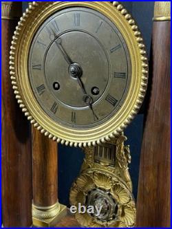 Grande pendule portique XIXe palissandre marqueté citronnier et bronze Charles X