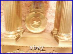 Grande pendule portique style empire bronze et laiton dore fonctionne sonne
