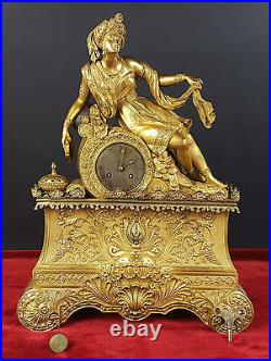 Horloge De Table Bronze. Style Empire. Le Horloge Marche. Xixème Siècle