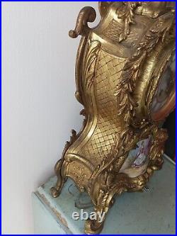 Horloge, Pendule Rococo En Bronze A Décor De Scène Romantique En Faïence, XIXeme