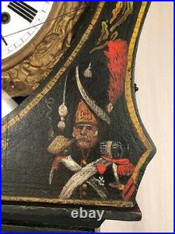 Horloge de parquet en bois laqué vert sombre à décors peints de hussards 1er emp