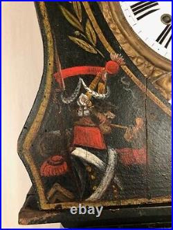 Horloge de parquet en bois laqué vert sombre à décors peints de hussards 1er emp