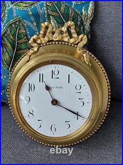 Horloge électrique Brilliè en laiton et bronze de style Louis XVI à pendre