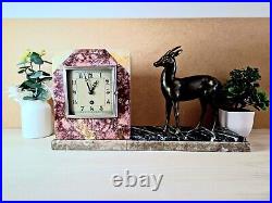 Horloge en marbre avec statue d'un animal sculpté en bronze