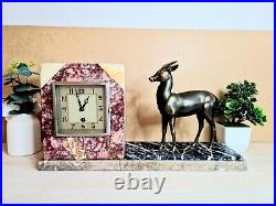 Horloge en marbre avec statue d'un animal sculpté en bronze