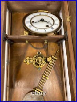 Horloge murale ancienne en bois avec ange dans son jus à restaurer très ancien