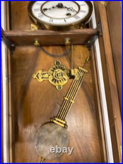 Horloge murale ancienne en bois avec ange dans son jus à restaurer très ancien