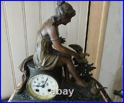 Horloge pendule ancienne représentant une femme nue avec oiseaux, socle marbre