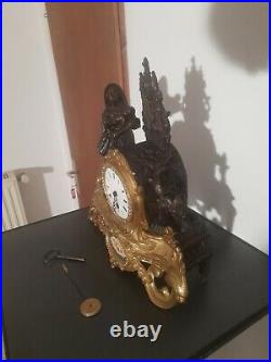 Horloge pendule bronze et régule Mouvement de Paris