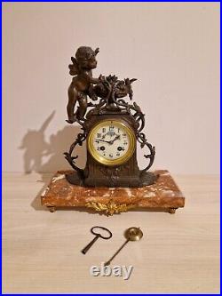 Horloge sur Socle en Marbre avec Statue d'Ange en Régule Fonctionne Vintage