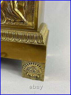 Importante Pendule représentant Clio en Bronze doré d'époque Empire, XIXème