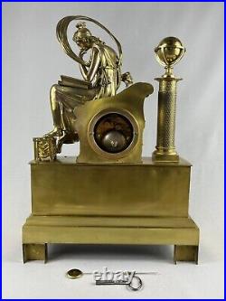 Importante Pendule représentant Clio en Bronze doré d'époque Empire, XIXème