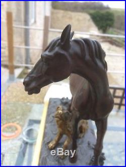 Imposante pendule bronze Restauration XIXème chien et cheval mouvement a fil