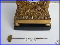 Joli et ancienne pendule horloge borne en bronze Empire décor lion palmette 19th