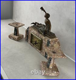 Jolie horloge pendule de cheminée en pierre marbre et régule vintage avec pied