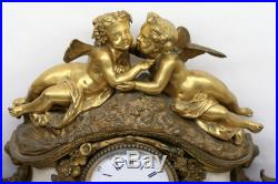 Jolie pendule en bronze doré à décor d'anges et ses candélabres. Style Louis XVI