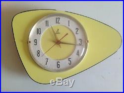 MAGNIFIQUE Horloge pendule TRIANGULAIRE jaz jaune FORMICA VINTAGE 50 60's 70's