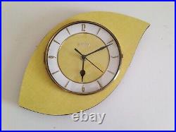 Magnifique Horloge pendule triangulaire formica jaune bayard Vintage An 50 70