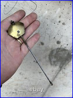N. 4 horloge pendule ancienne oil de bouf avec son pendule et sa clé Fonctionne