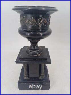 Paire de cassolettes Napoléon III en marbre et laiton repoussé, 29 cm Paire de cassolettes Napoléon III en marbre et laiton repoussé, 29 cm
