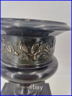 Paire de cassolettes Napoléon III en marbre et laiton repoussé, 29 cm Paire de cassolettes Napoléon III en marbre et laiton repoussé, 29 cm