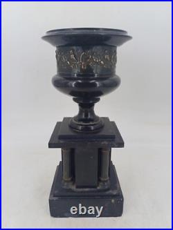 Paire de cassolettes Napoléon III en marbre et laiton repoussé, 29 cm Paire de cassolettes Napoléon III en marbre et laiton repoussé, 29 cm