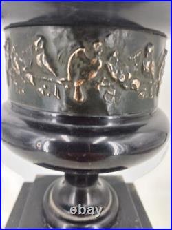 Paire de cassolettes Napoléon III en marbre et laiton repoussé, 29 cm Paire de cassolettes Napoléon III en marbre et laiton repoussé, 29 cm