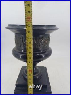 Paire de cassolettes Napoléon III en marbre et laiton repoussé, 29 cm Paire de cassolettes Napoléon III en marbre et laiton repoussé, 29 cm