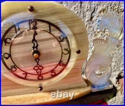 Pendule Art Déco en onyx, marbre et verrerie opalescente de Sabino ou Verlys Pendule Art Déco en onyx, marbre et verrerie opalescente de Sabino ou Verlys