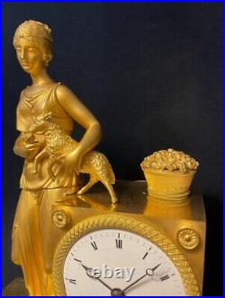 Pendule Empire allégorique''Vestale à l'agneau'' en bronze doré. French Clock