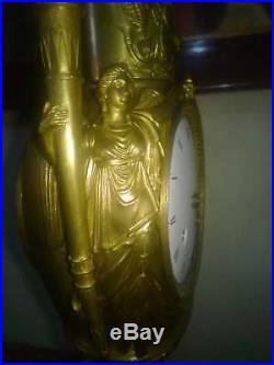 Pendule Empire en bronze doré, piédestal avec mécanisme de musique, dôme de verr