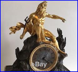 Pendule En Bronze Patiné Et Bronze Doré Neptune Et Fontaine Qui Tourne