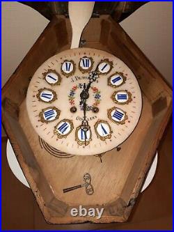 Pendule Horloge Oeil de Boeuf en bois noirci, nacre, marquetterie. Doullens