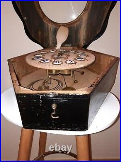 Pendule Horloge Oeil de Boeuf en bois noirci, nacre, marquetterie. Doullens