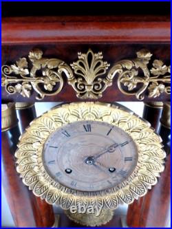 Pendule / Horloge à Portique acajou et bronze -EMPIRE 1820 Pendule / Horloge à Portique acajou et bronze -EMPIRE 1820